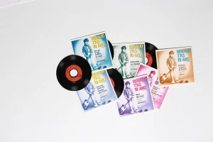 1985,
le numéro de série est le même que celui des 45 tours correspondants mais est suivi de POL 001.
Imp. POLYGRAM Imprimé en France (en bas à droite verticalement).
Echantillon gratuit : "ne peut être vendu" inscrit sur le bord latéral droit du verso de la pochette.
C'est ce qui le différencie du même 45 tours issu du coffret "Renaud t'as 10 ans de chansons".
Pas de coffret, les six 45 tours sont distribués individuellement.