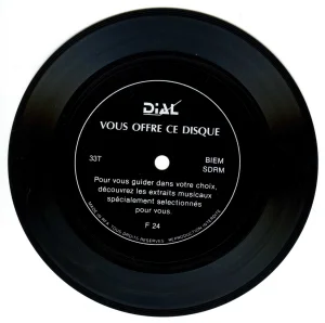 F24, Dial vous offre ce disque (vinyle noir, écriture blanche et diamètre plus petit).