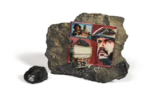 Exemple de pin's. 
Morceaux de roche et de charbon avec déco plastique.