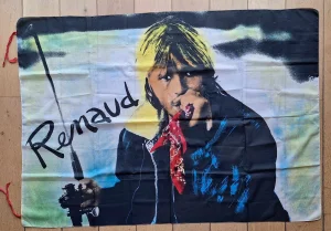 Le drapeau avec les attaches rouges.