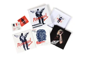 Il contient : 

- 1 triple vinyle.
- 1 double CD et double DVD.
- 1 livre de 40 pages.
- 1 lithographie.
- 1 planche de tattoos.