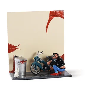 Cette figurine peut être accompagnée d'un mur.