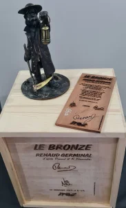 Avec la boîte en bois.