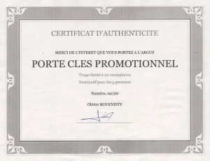 Le certificat d'authenticité du porte clés.