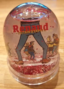 La boule à neige, paillettes rouges.