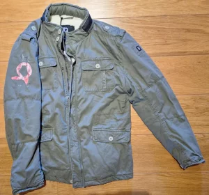 2023 / 2024,
veste "Dans mes cordes",
Renaud en noir,
très peu d'exemplaires.