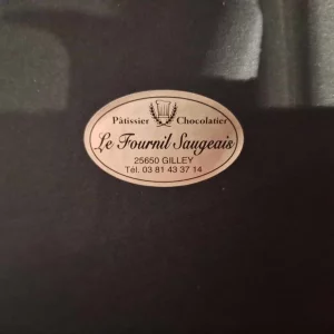 En janvier dernier, Xavier Magnin-Feysot, artisan patissier du Fournil Saugeais (dans le Doubs 25), a décidé de confectionner une collection de fèves rendant hommage aux 50 ans de carrière du chanteur Renaud (avec son autorisation). L’opération a eu un succès impensable à travers toute la France et ailleurs. Les bénéfices ont été reversés ce 26 juin aux associations Bastian, l’envie de notre champion et Association Guerrier Mitochondrial.
Ces 2 associations participent à aider au bien être et au secours des parents dont les enfants ont des maladies rares.